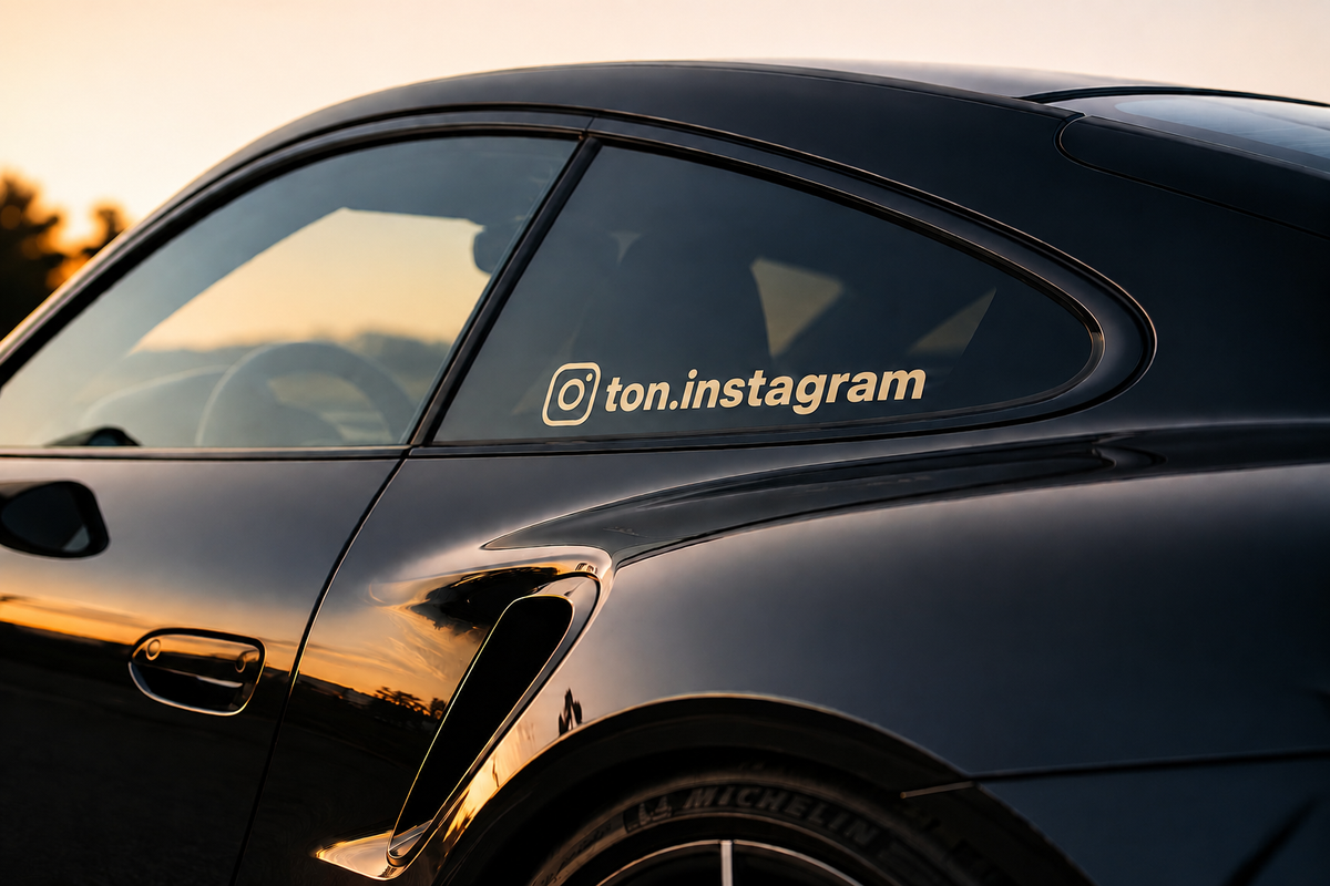 Sticker Instagram personnalisé  beige en vinyle premium.