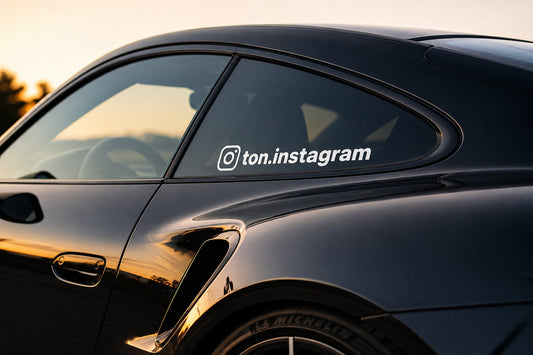 Sticker Instagram personnalisé blanc en vinyle premium pour voiture, moto, casque et vitres.
