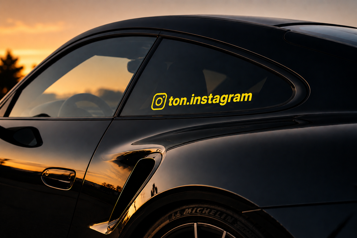 Sticker Instagram personnalisé jaune en vinyle premium.
