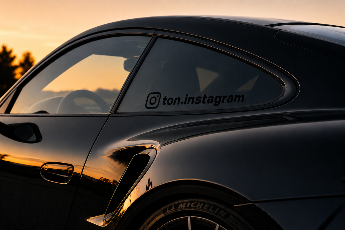 Sticker Instagram personnalisé noir en vinyle premium.
