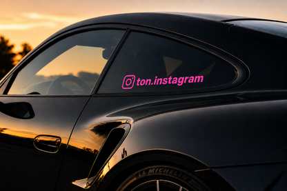 Sticker Instagram personnalisé rose en vinyle premium.