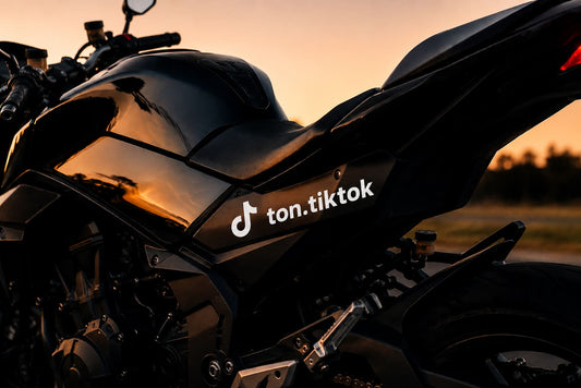 Sticker TikTok personnalisé blanc en vinyle premium pour voiture, moto, casque et vitres.