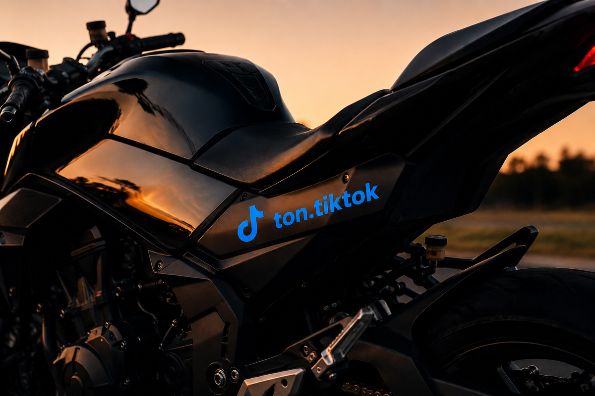 Sticker TikTok personnalisé bleu en vinyle premium.