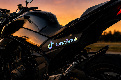 Sticker TikTok personnalisé holographique en vinyle premium.