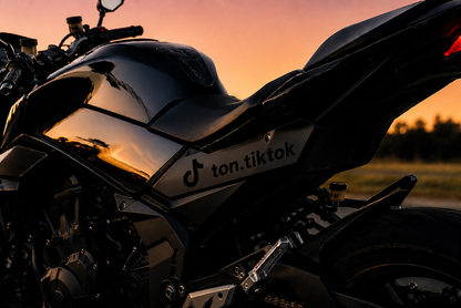 Sticker TikTok personnalisé noir en vinyle premium.
