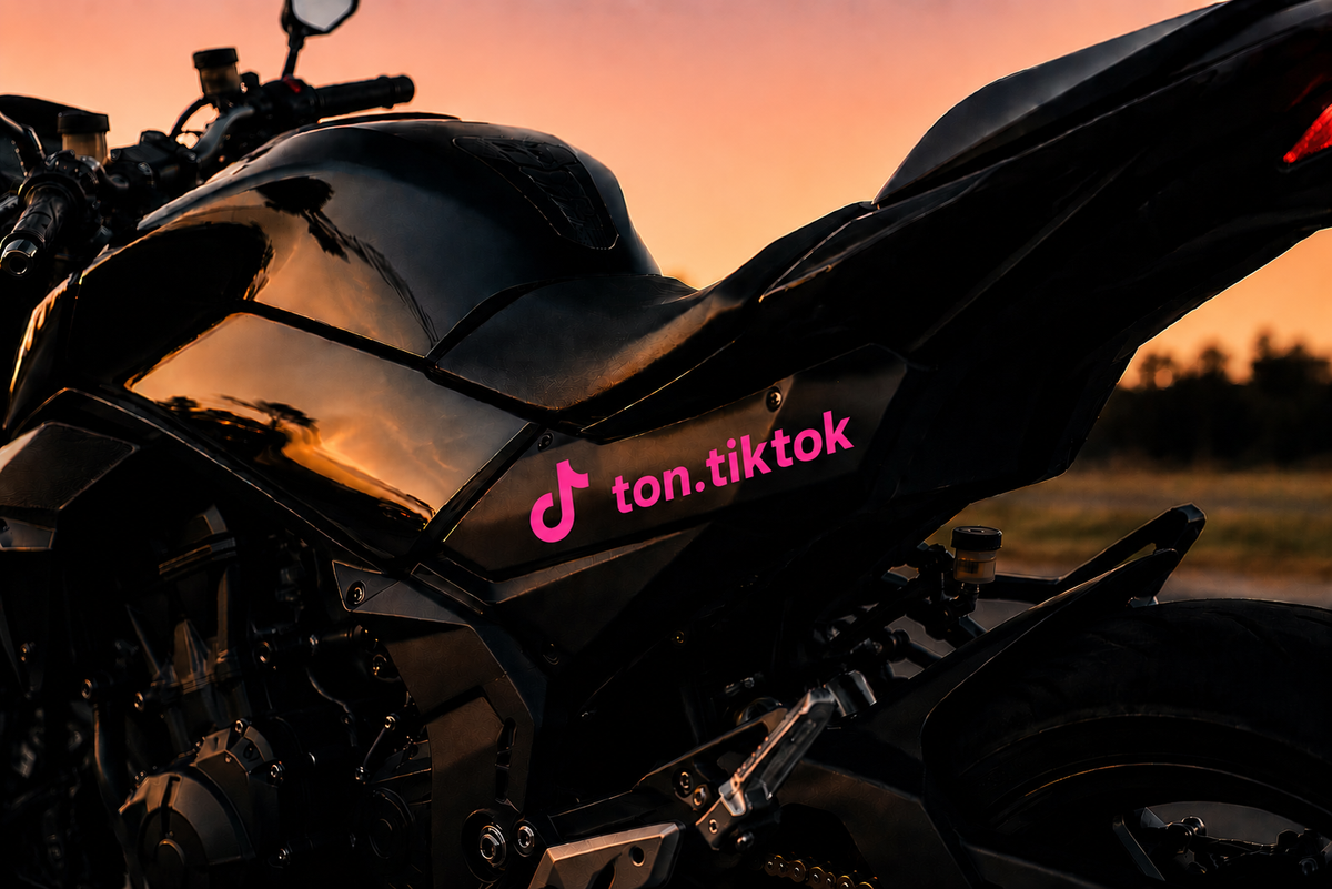Sticker TikTok personnalisé rose en vinyle premium.