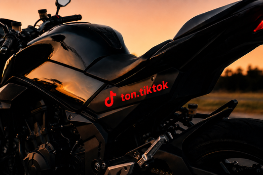 Sticker TikTok personnalisé rouge en vinyle premium.