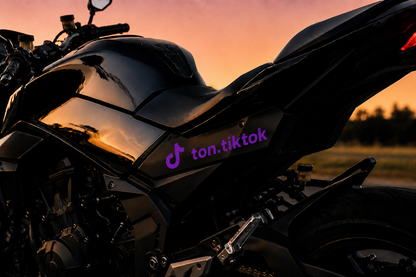 Sticker TikTok personnalisé violet en vinyle premium.